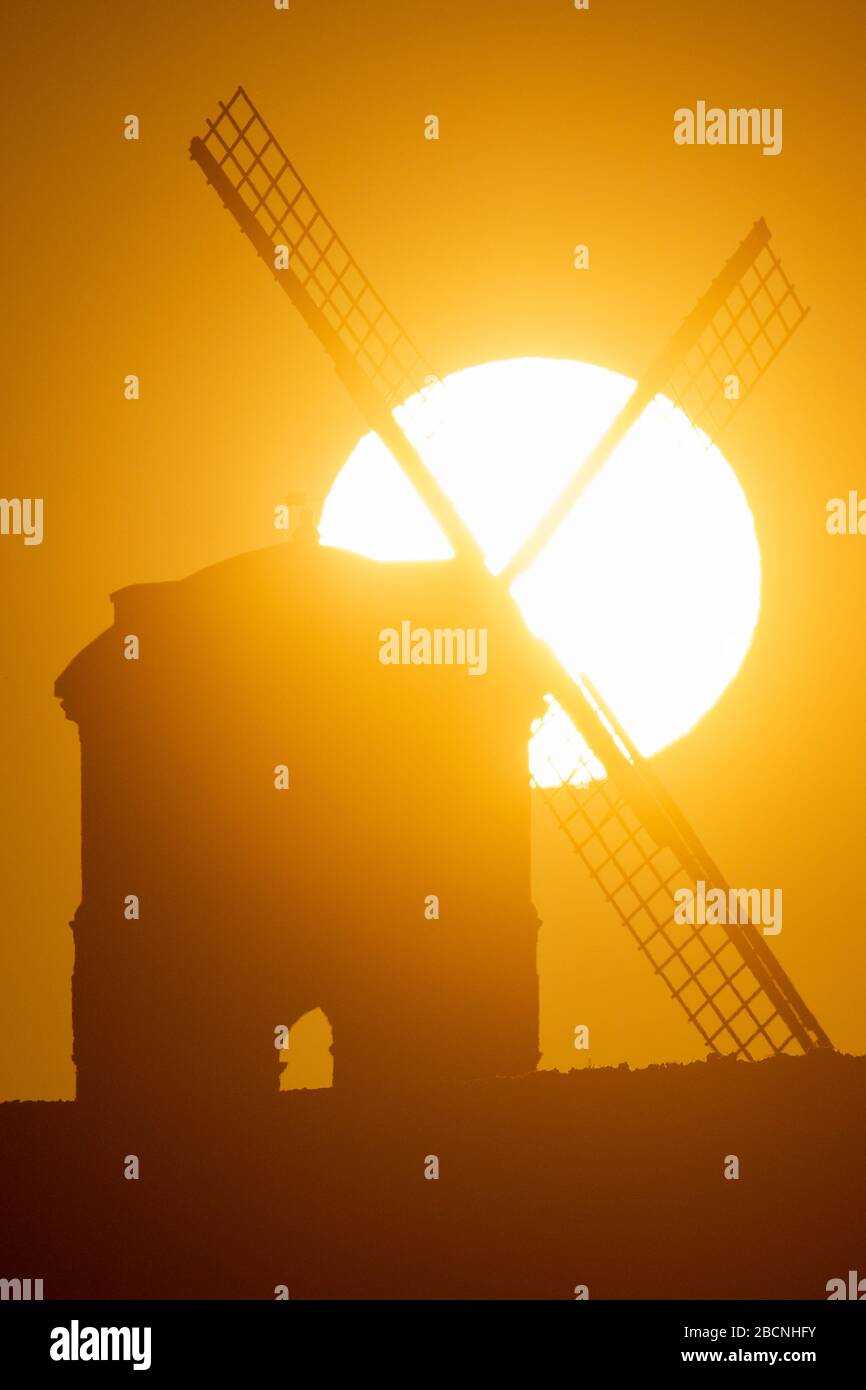 Il sole sorge su Chesterton Windmill nel Warwickshire. Foto Stock