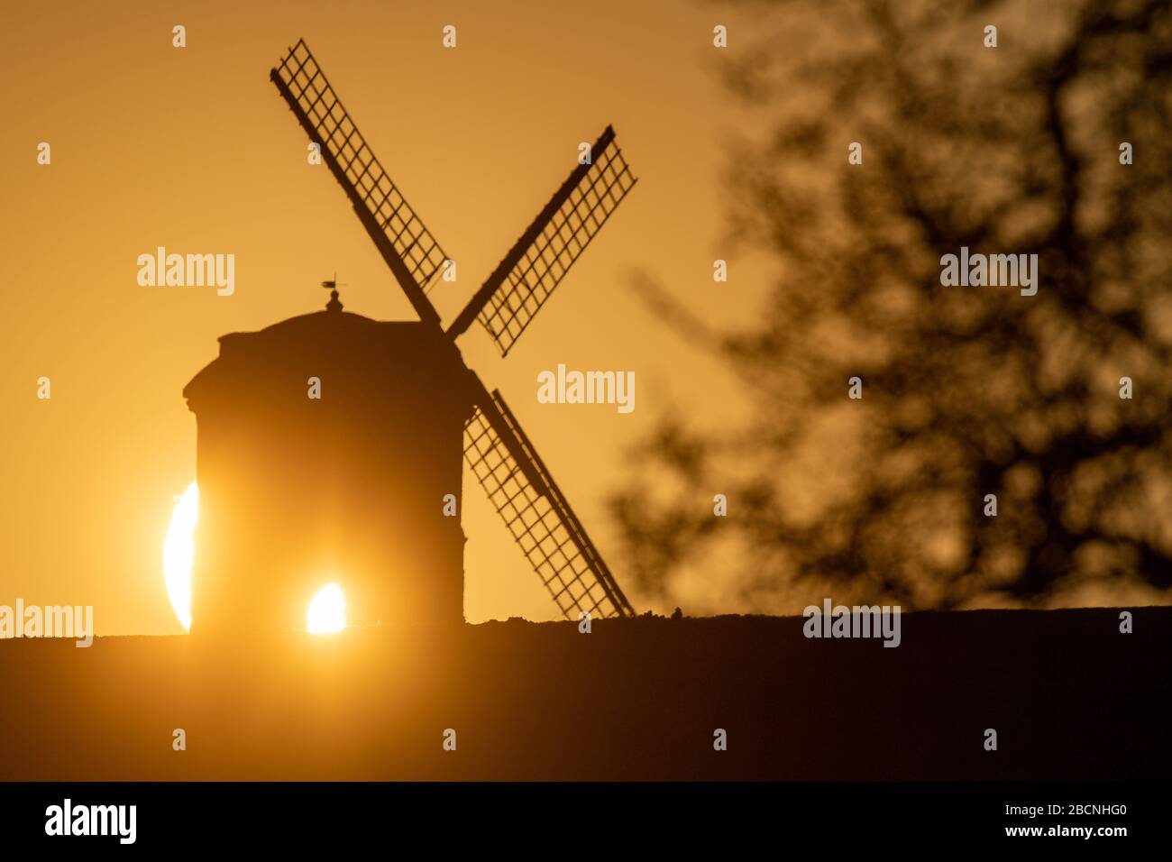 Il sole sorge su Chesterton Windmill nel Warwickshire. Foto Stock