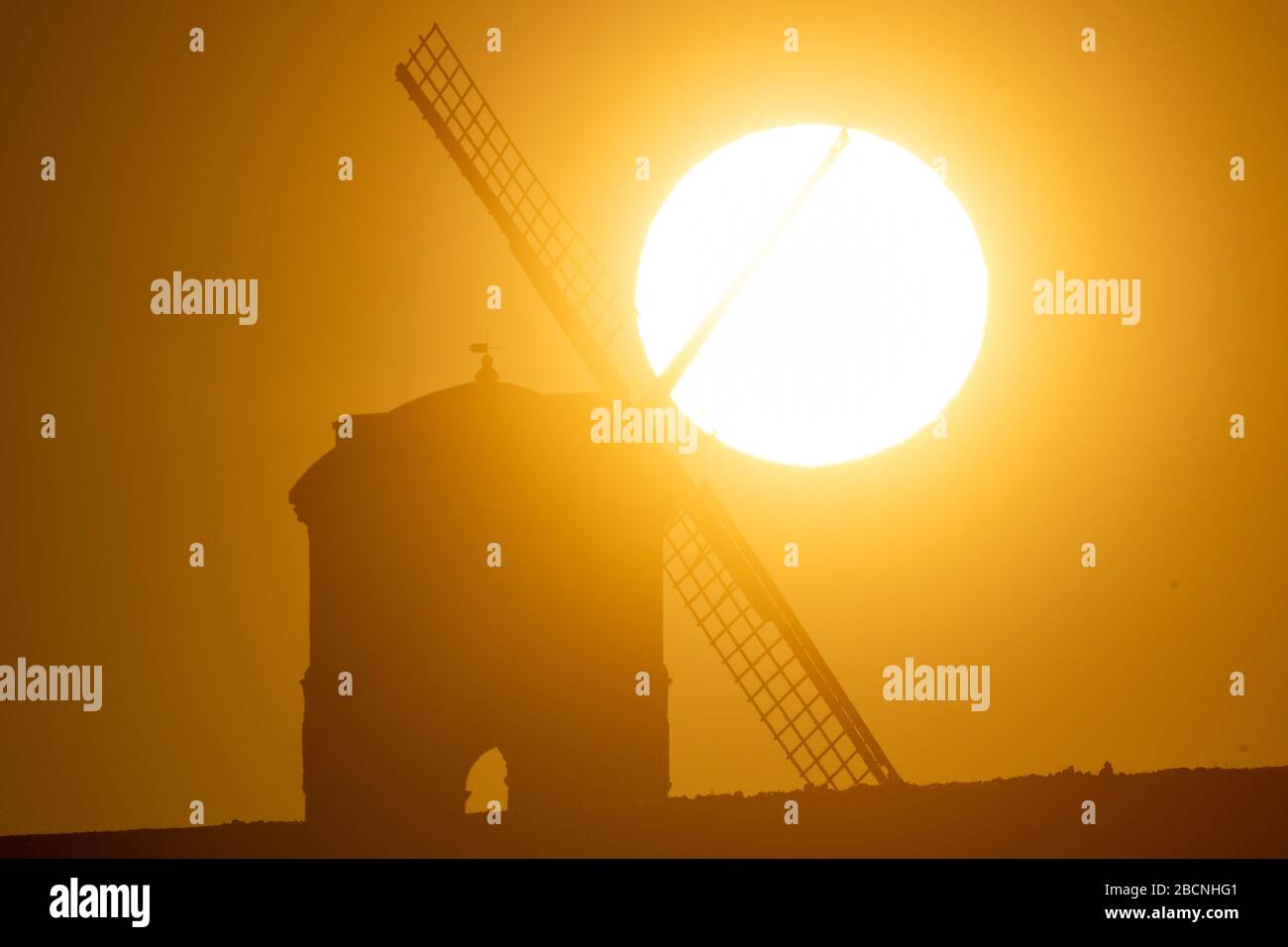 Il sole sorge su Chesterton Windmill nel Warwickshire. Foto Stock