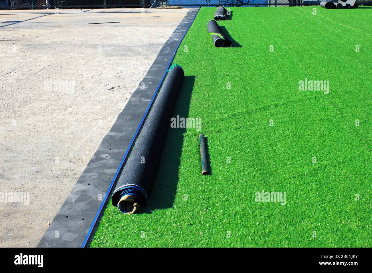 Costruzione di campi di calcio in erba sintetica - Atene, Grecia, febbraio 25 2020. Foto Stock