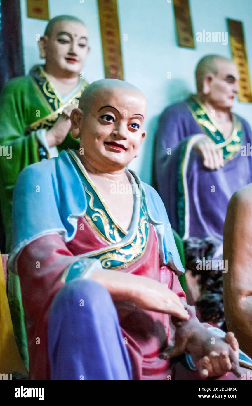 Arhat statue Luohan Hall del tempio Wuyou, Leshan, nella provincia di Sichuan, in Cina Foto Stock