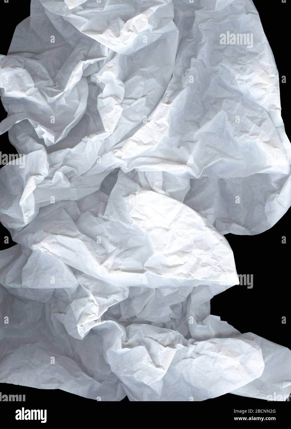 Grande nuvola leggera ed elegante di carta stropicciata su sfondo nero. Sfondo bianco e grigio con carta stropicciata. Carta schiacciata, increspata e. Foto Stock