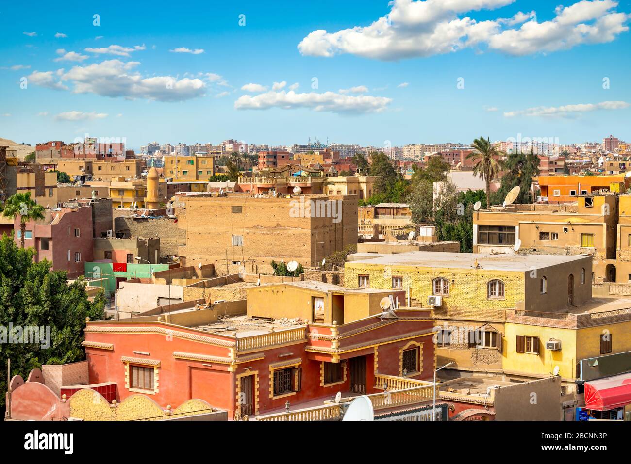 Giza quartiere residenziale dal pianoro a giornata di sole Foto Stock