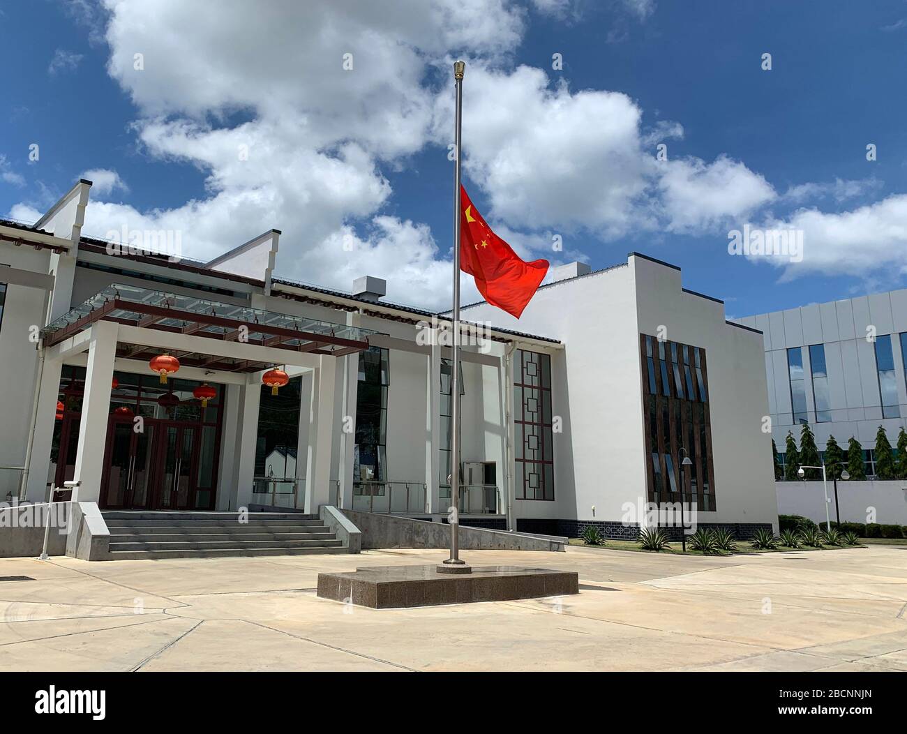 (200405) -- PORTO DI SPAGNA, 5 aprile 2020 (Xinhua) -- Una bandiera nazionale cinese vola a mezz'asta per piangere per i martiri morti nella lotta contro la nuova malattia del coronavirus (COVID-19) focolaio e compatrioti che sono morti della malattia presso l'ambasciata cinese a Trinidad e Tobago a Porto di Spagna, Trinidad e Tobago, 4 aprile 2020. (Ambasciata Cinese a Trinidad e Tobago/Handout via Xinhua) Foto Stock
