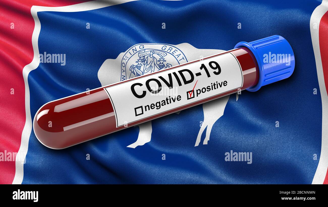 Bandiera DELLO stato DEGLI STATI UNITI del Wyoming ondeggiante nel vento con una provetta per analisi del sangue Covid-19 positiva. Foto Stock