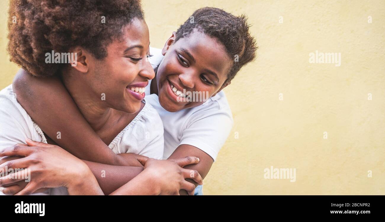 Madre giovane felice che si diverte con il suo bambino - Figlio abbracciare la sua mamma all'aperto - connessione familiare, maternità, amore e tenero momenti concetto - Focus on b Foto Stock