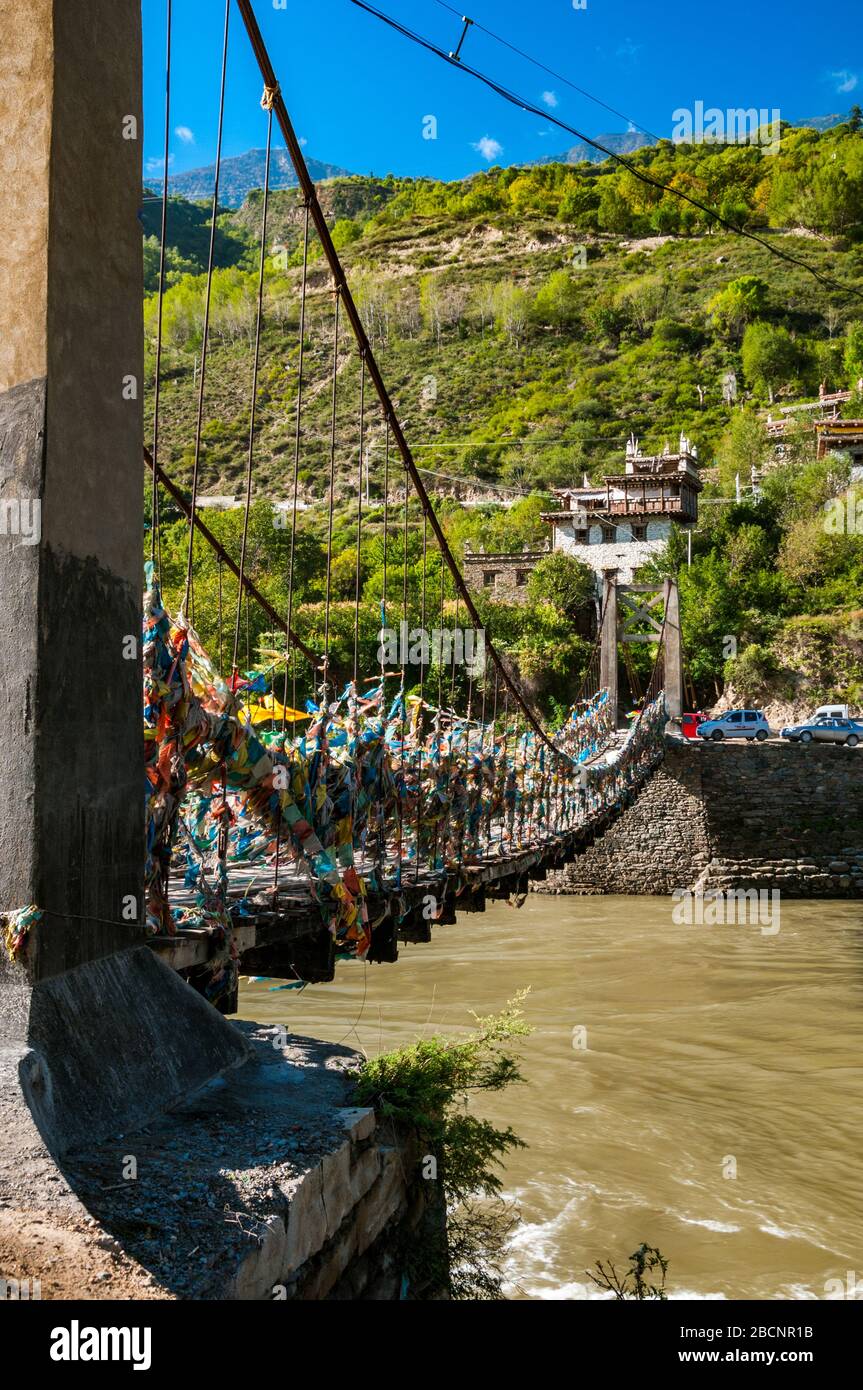 Ponte sospeso sul fiume Dadu, l'accesso al villaggio di Suopo, la Contea di Danba, la provincia di Sichuan, la Cina. Foto Stock