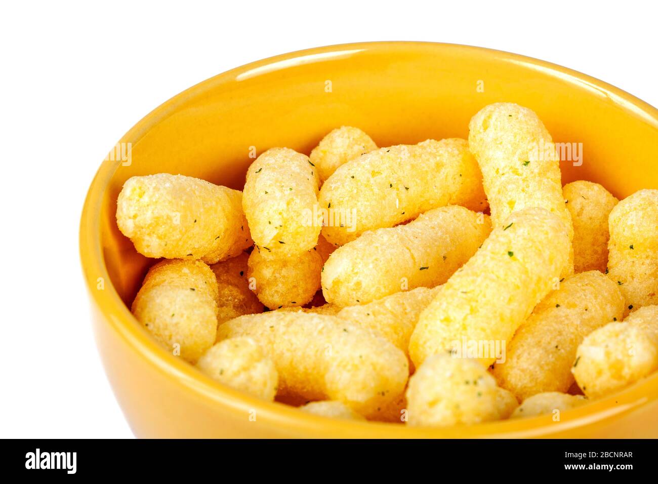 Una piccola ciotola di arance semplici di gustosi spuntini, croccante croccante cipolla gialla aromatizzata croccante in un piccolo ciotola macro primo piano, dettaglio shot sfondo bianco Foto Stock