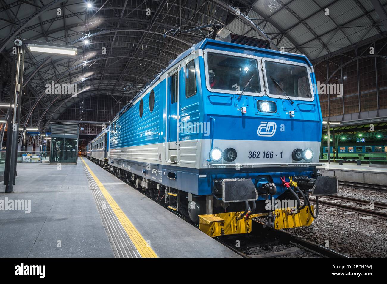 PRAGA, REPUBBLICA CECA, MAGGIO 2020 Stazione Centrale di Praga - la più grande stazione ferroviaria di Praga di notte, Ceske Drahy locomotiva, Repubblica Ceca. Franz Foto Stock