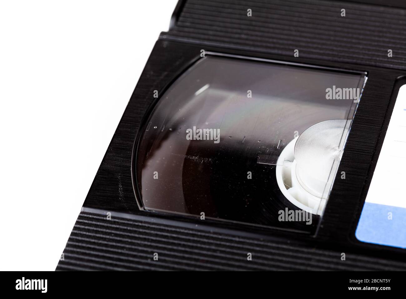 Nastro vhs nero vintage, primo piano bobina sinistra, vista laterale, macro. supporti anni '80, anni '90, videotape magnetica, memorizzazione analogica film obsoleto retro vhs Foto Stock