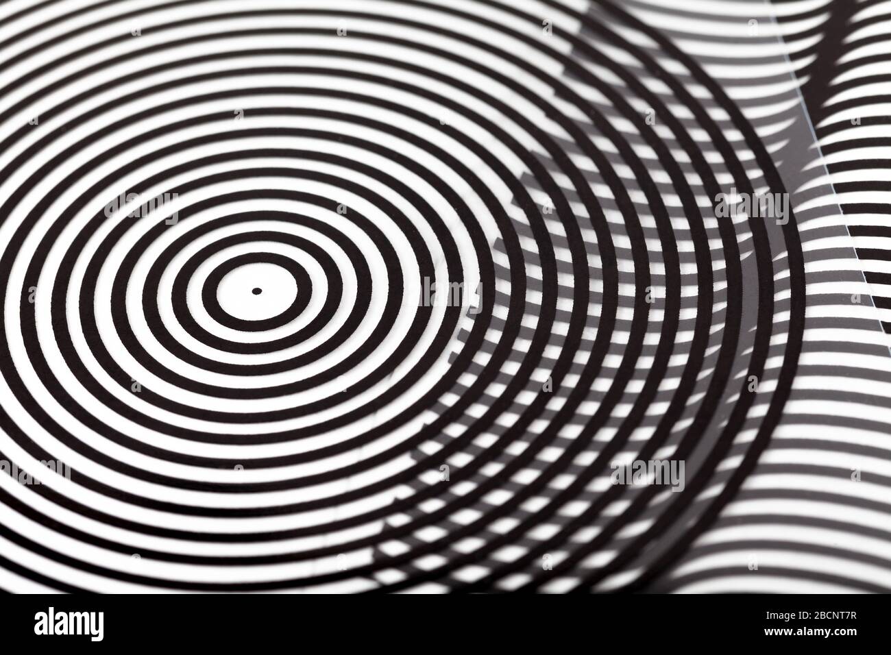 Illusioni ottiche, scanimation, animazione barrier-grid semplici slide astratte diapositive artsy trasparenti, forme geometriche motivo circolare, B&N Foto Stock