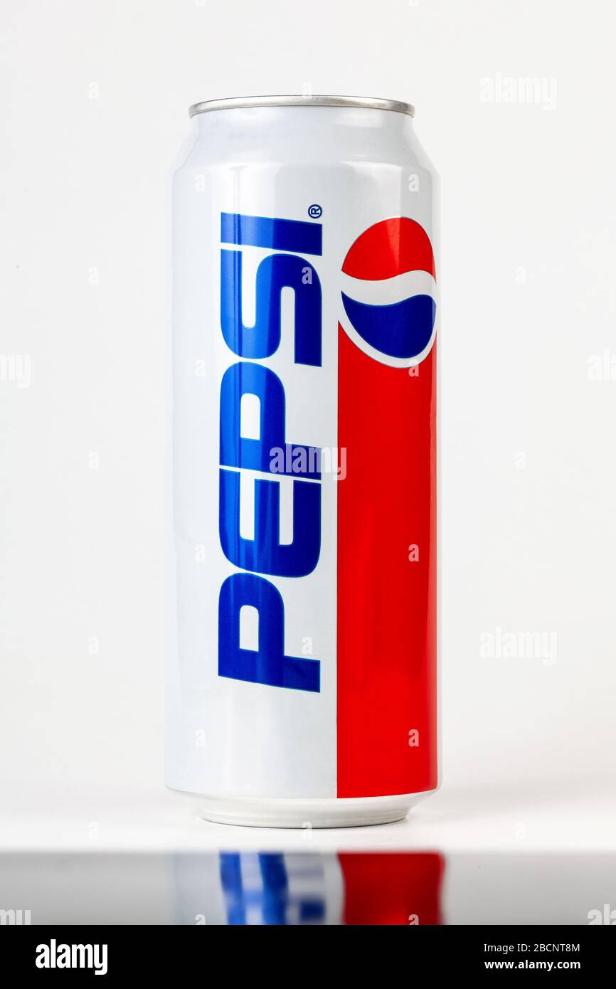 Una grande lattina bianca da 500 ml di Pepsi Cola anni '90, oggetto prodotto in edizione limitata anni '90, scatto da studio. Vecchio logo Pepsi, bevanda gassata stile anni '90 Foto Stock