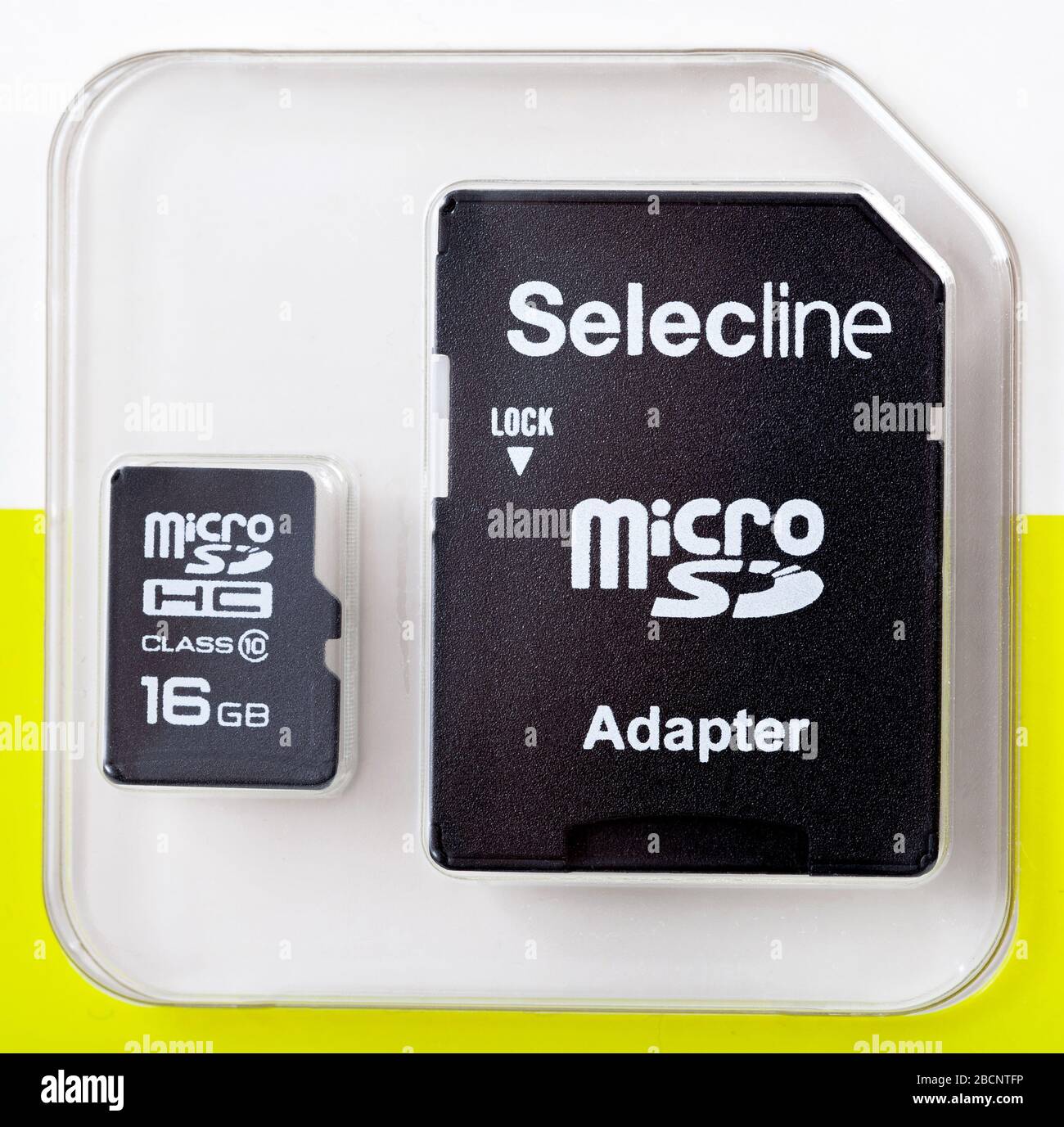 Scheda microsd nera Selecline da 16 gb classe 10 e un adattatore per scheda  SD in una scatola di plastica, vista dall'alto, dettagli di primo piano,  schede di memoria sdhc di prodotto