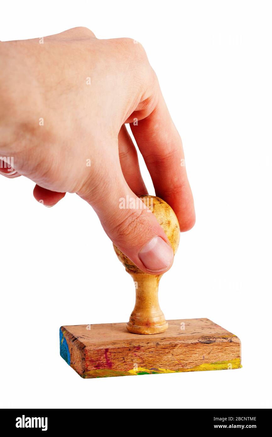 Semplice gesto di timbro a mano, vecchio tradizionale timbro in legno a mano isolato su bianco, tagliato. Premere il timbro contro la carta Foto Stock