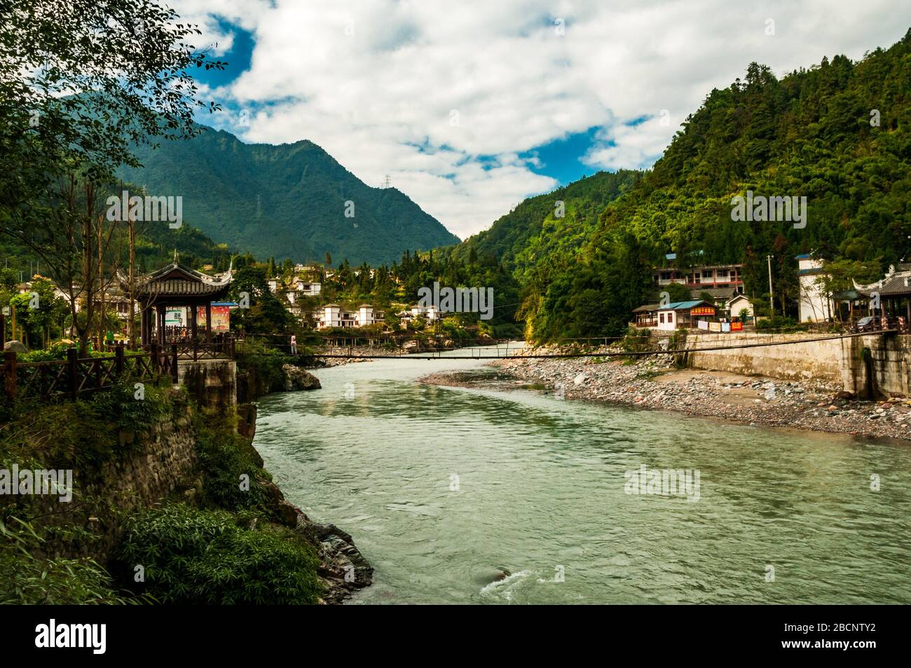 Ponte sospeso su un fiume a Zishiguan piccola città nella campagna della Prefettura Autonoma Tibetana di Garze, nella provincia cinese di Sichuan. Foto Stock