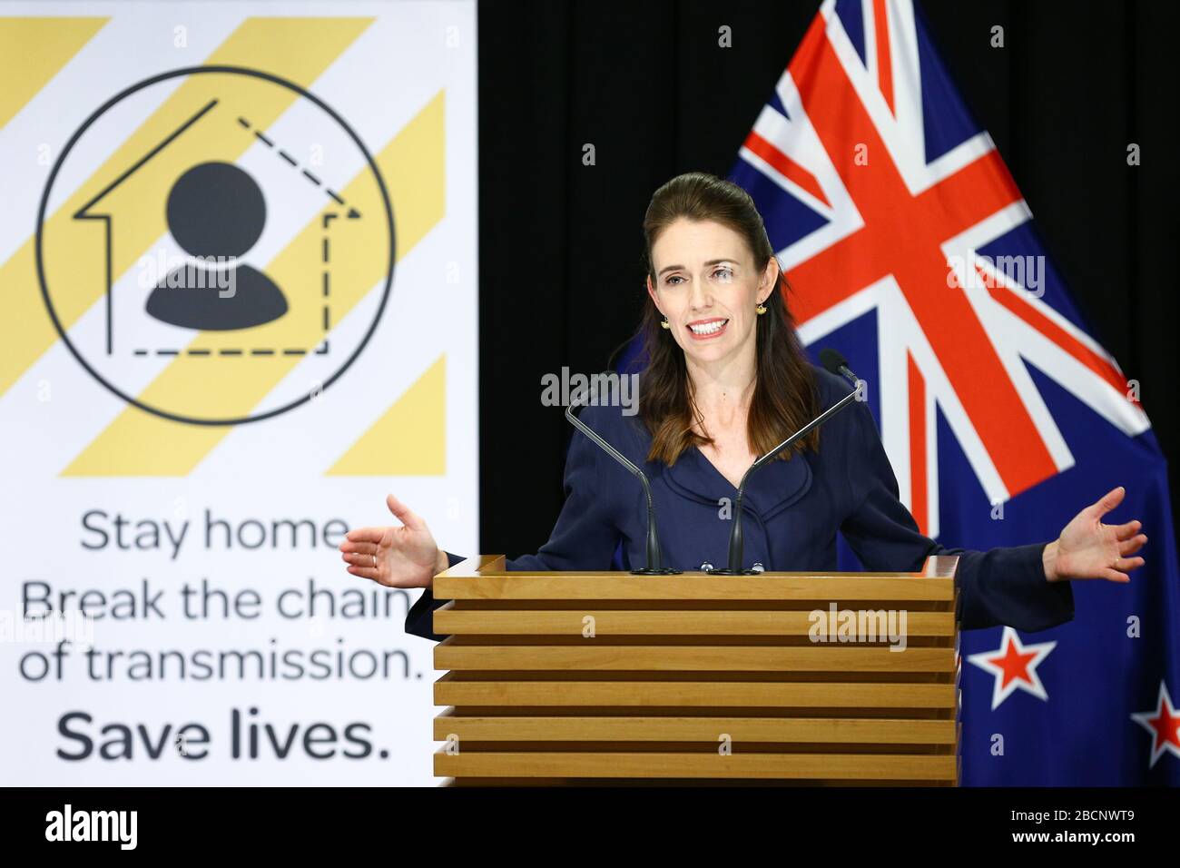 Wellington, Nuova Zelanda. 5th Apr 2020. Il primo ministro neozelandese Jacinda Ardern parla durante l'aggiornamento mediatico del coronavirus covid-19 a Wellington, Nuova Zelanda, il 5 aprile 2020. Il governo neozelandese ritiene che il paese possa mettere sotto controllo la COIVD-19, poiché il paese ha riportato domenica il numero totale di casi COVID-19 ha raggiunto 1.039 nel paese. (Hagen Hopkins/Getty/Pool via Xinhua) credito: Xinhua/Alamy Live News Foto Stock