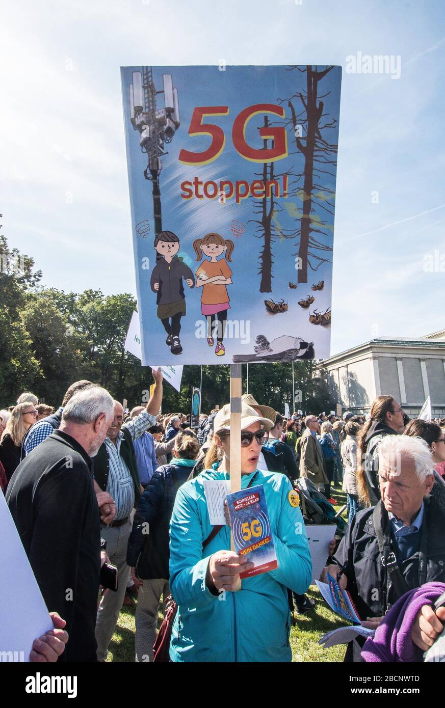 Monaco, Baviera, Germania. 20th settembre 2019. Segni di cospirazione anti-5G in mostra durante una marcia climatica a Monaco, Germania. 5G è stato indicato dai teorici della cospirazione e dagli estremisti di destra come dietro Covid-19 e ha portato ad attacchi di arson di torri cellulari nel Regno Unito. Credit: Sacelle Babbar/ZUMA Wire/Alamy Live News Foto Stock