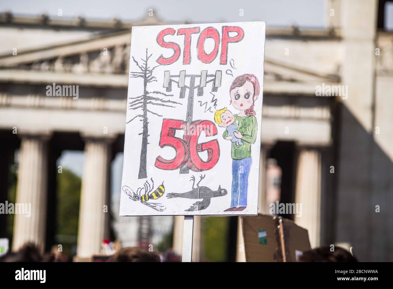 Monaco, Baviera, Germania. 20th settembre 2019. Segni di cospirazione anti-5G in mostra durante una marcia climatica a Monaco, Germania. 5G è stato indicato dai teorici della cospirazione e dagli estremisti di destra come dietro Covid-19 e ha portato ad attacchi di arson di torri cellulari nel Regno Unito. Credit: Sacelle Babbar/ZUMA Wire/Alamy Live News Foto Stock