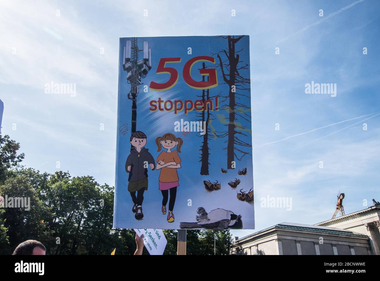 Monaco, Baviera, Germania. 20th settembre 2019. Segni di cospirazione anti-5G in mostra durante una marcia climatica a Monaco, Germania. 5G è stato indicato dai teorici della cospirazione e dagli estremisti di destra come dietro Covid-19 e ha portato ad attacchi di arson di torri cellulari nel Regno Unito. Credit: Sacelle Babbar/ZUMA Wire/Alamy Live News Foto Stock