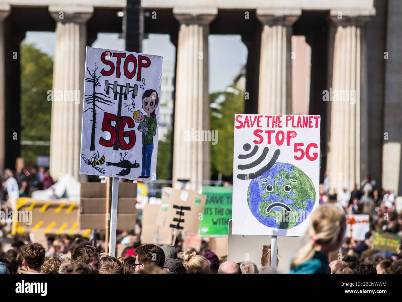 Monaco, Baviera, Germania. 20th settembre 2019. Segni di cospirazione anti-5G in mostra durante una marcia climatica a Monaco, Germania. 5G è stato indicato dai teorici della cospirazione e dagli estremisti di destra come dietro Covid-19 e ha portato ad attacchi di arson di torri cellulari nel Regno Unito. Credit: Sacelle Babbar/ZUMA Wire/Alamy Live News Foto Stock