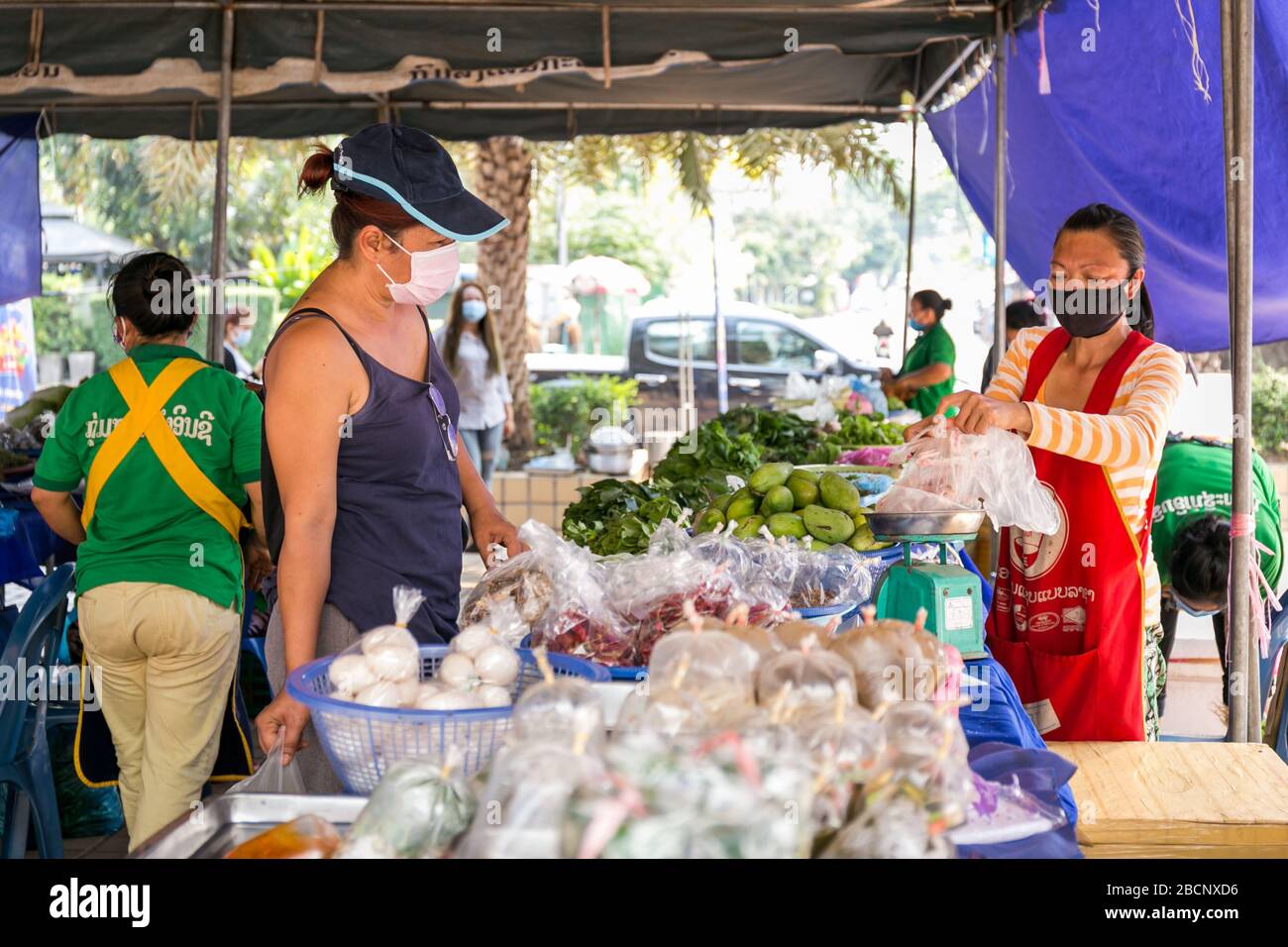 (200405) -- VIENTIANE, 5 aprile 2020 (Xinhua) -- un cittadino acquista verdure durante la pandemia di COVID-19 a Vientiane, Laos, 3 aprile 2020. (Foto di Kaikeo Saiyasane/Xinhua) Foto Stock