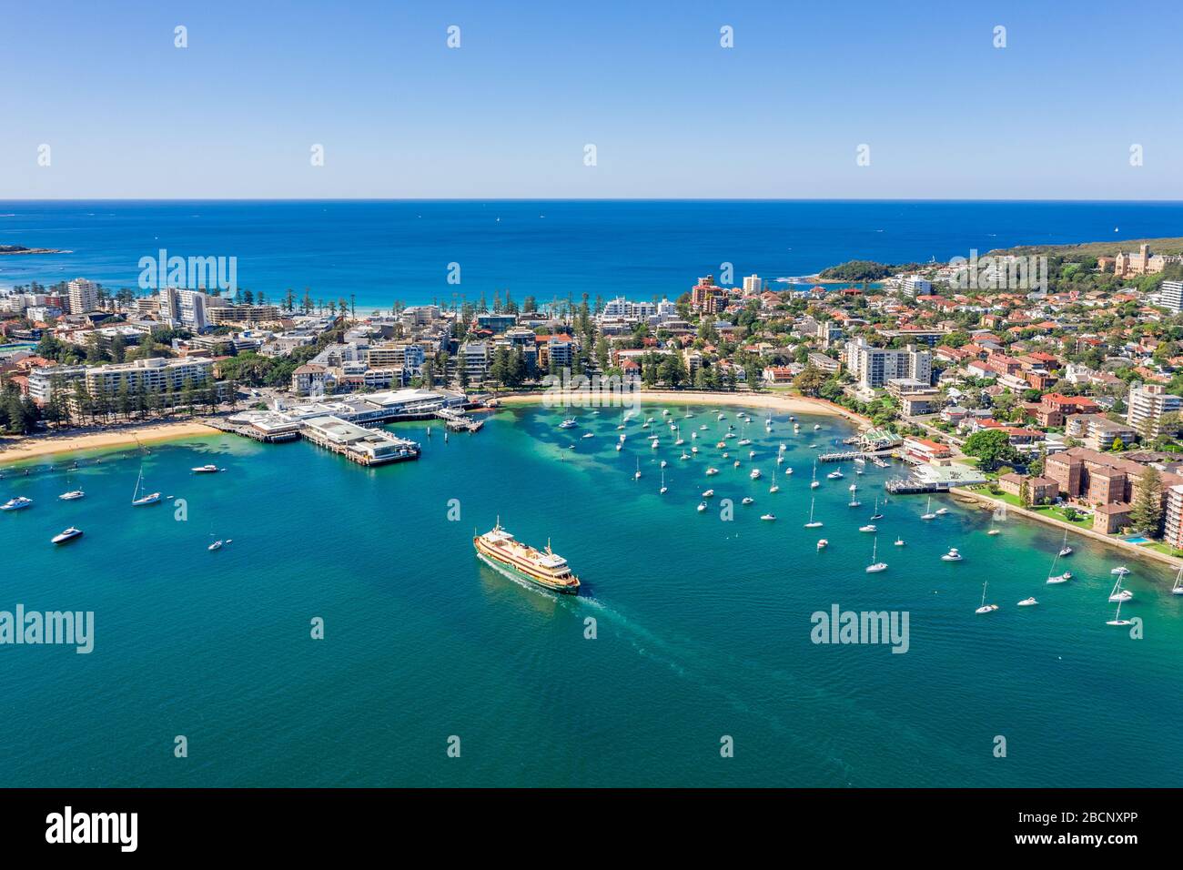 Vista aerea sul famoso Manly Wharf e Manly, Sydney, Australia. Vista dall'alto sul sobborgo del porto di Sydney. Vista aerea sul porto Nord di Sydney, Man Foto Stock