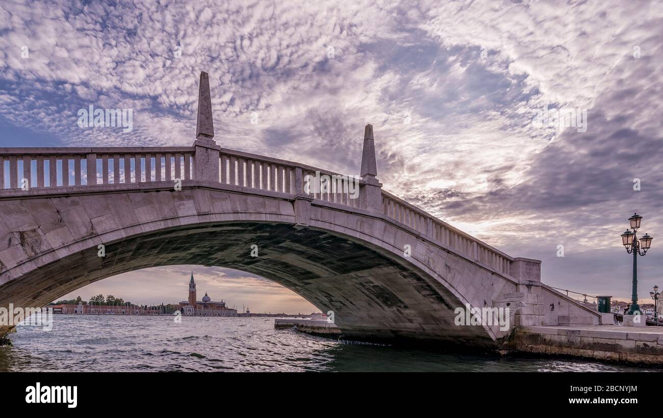 Ponte San Biasio delle Catene, nel centro storico di Venezia, sotto il quale si può vedere l'isola di San Giorgio maggiore Foto Stock
