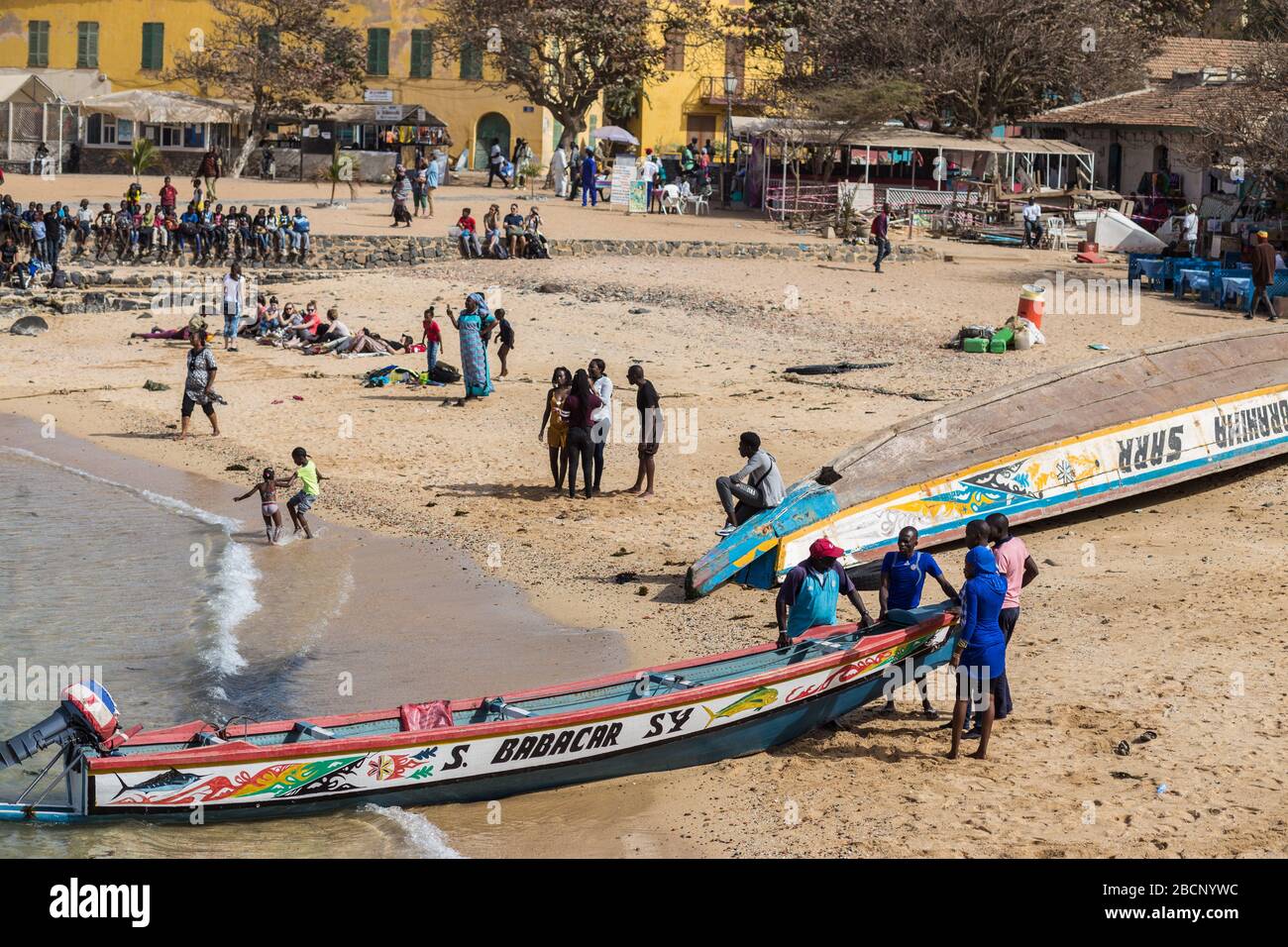 Persone sulla spiaggia a Gorée, Senegal Foto Stock