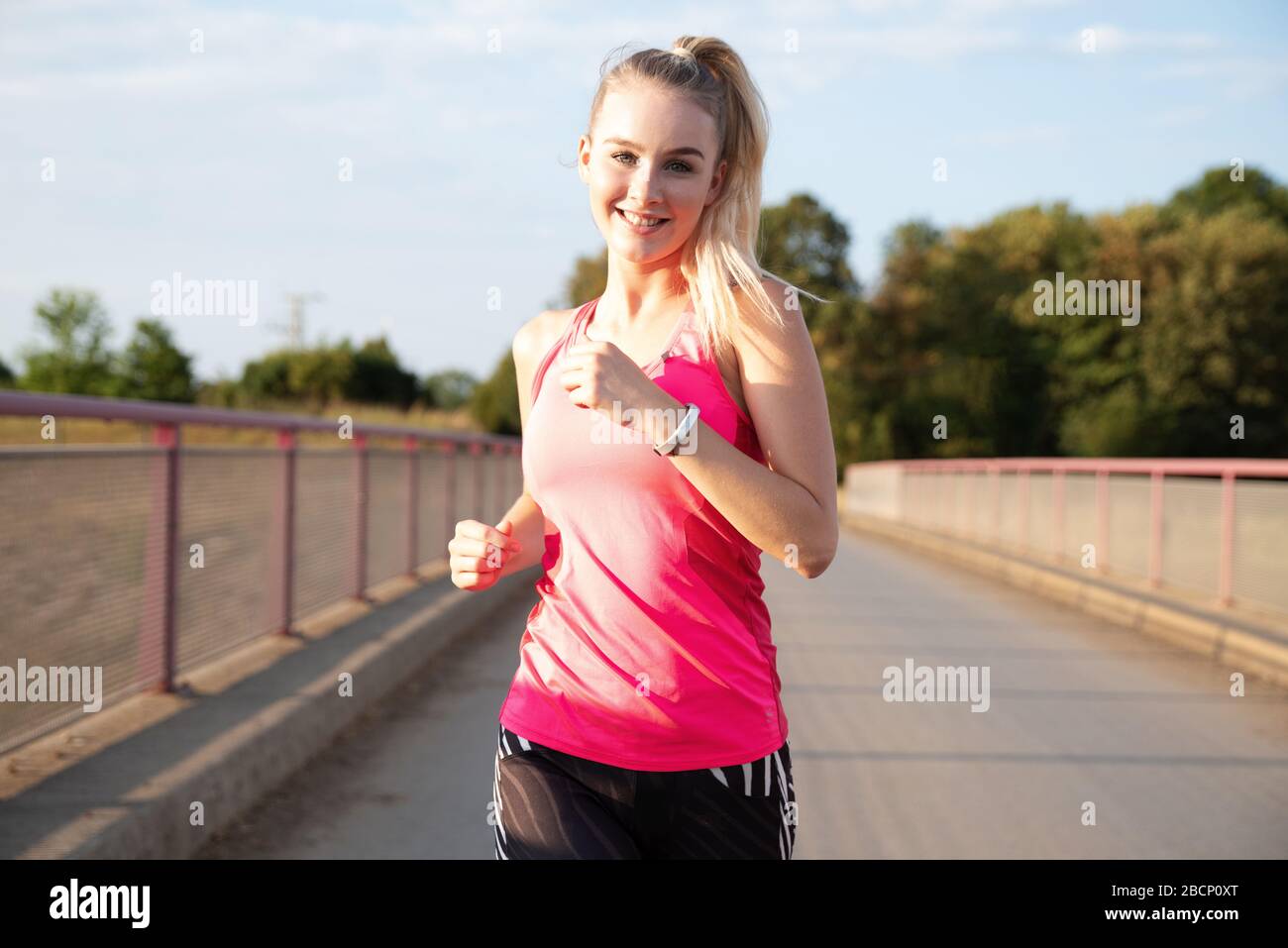 Bella giovane donna jogging all'aperto Foto Stock