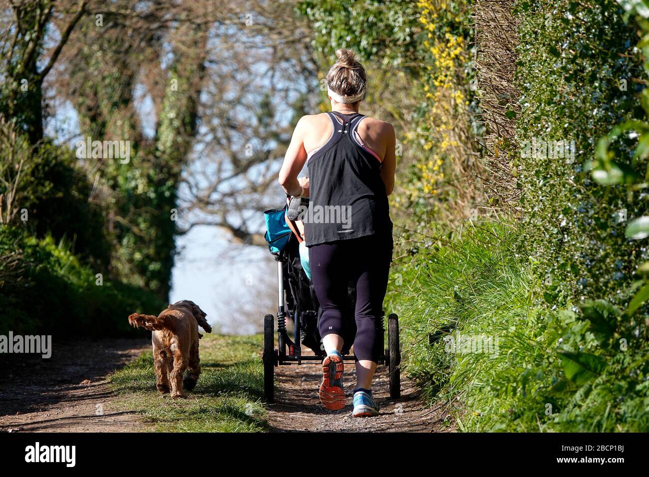 Milford, Surrey, Regno Unito. 05th aprile 2020. Le persone che osservano le regole di allontanamento sociale nel Regno Unito a causa dello scoppio del Coronavirus. Il tempo era ideale oggi a Godalming nel Surrey per ottenere l'esercitazione quotidiana prescritta come consigliato dal governo del Regno Unito. Credito: james jagger/Alamy Live News Foto Stock