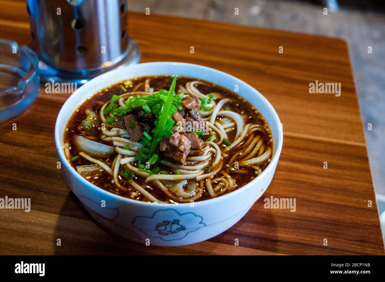 Una ciotola di tagliatelle piccanti con carne di yak nel villaggio di Malong, provincia di Sichuan, Cina. Foto Stock