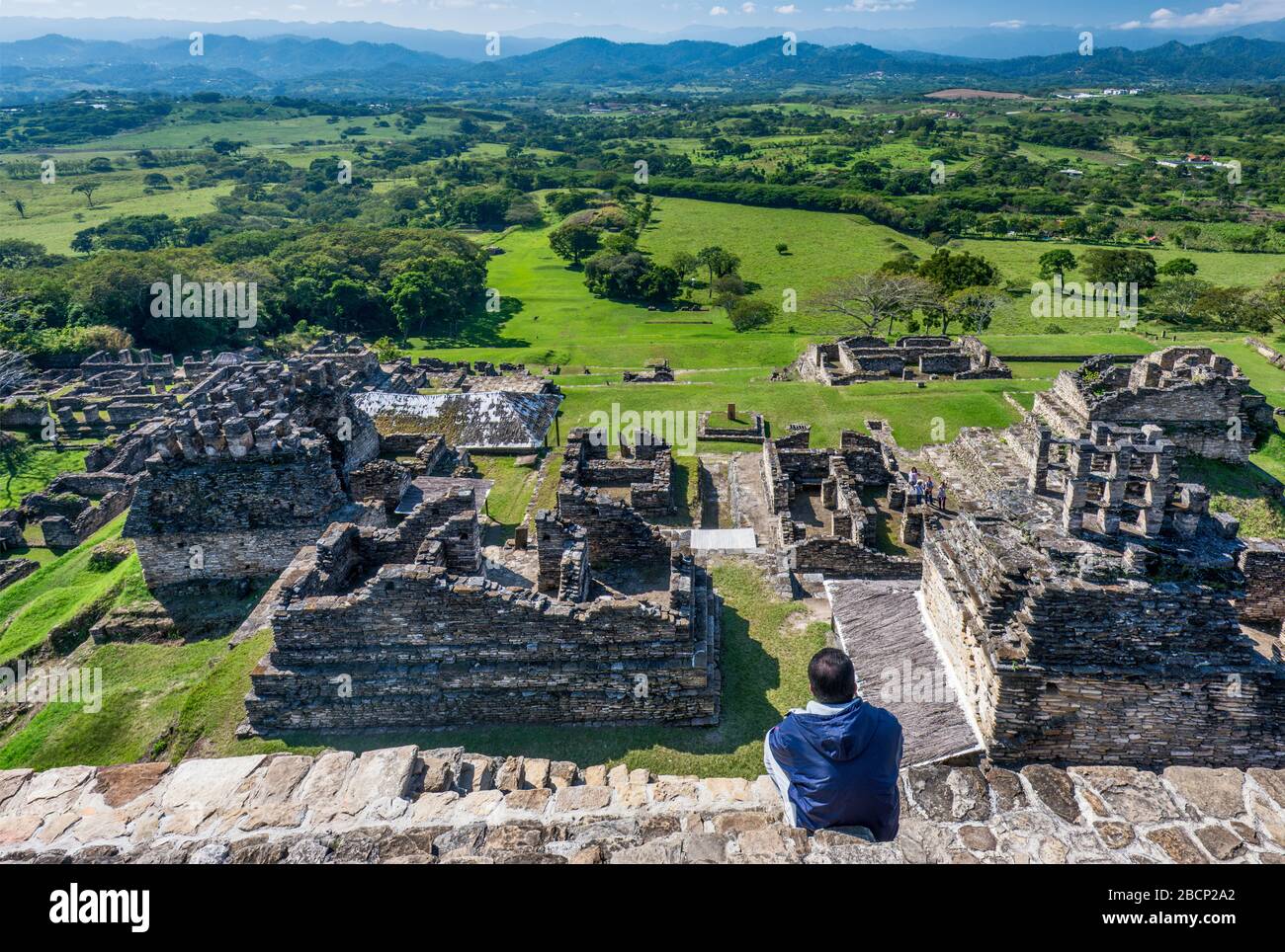 Vista degli altopiani del Chiapas dalla cima di una piramide, Tempio dello specchio per il fumo, Acropoli, sito archeologico di Tonina, vicino a Ocosingo, Chiapas, Messico Foto Stock