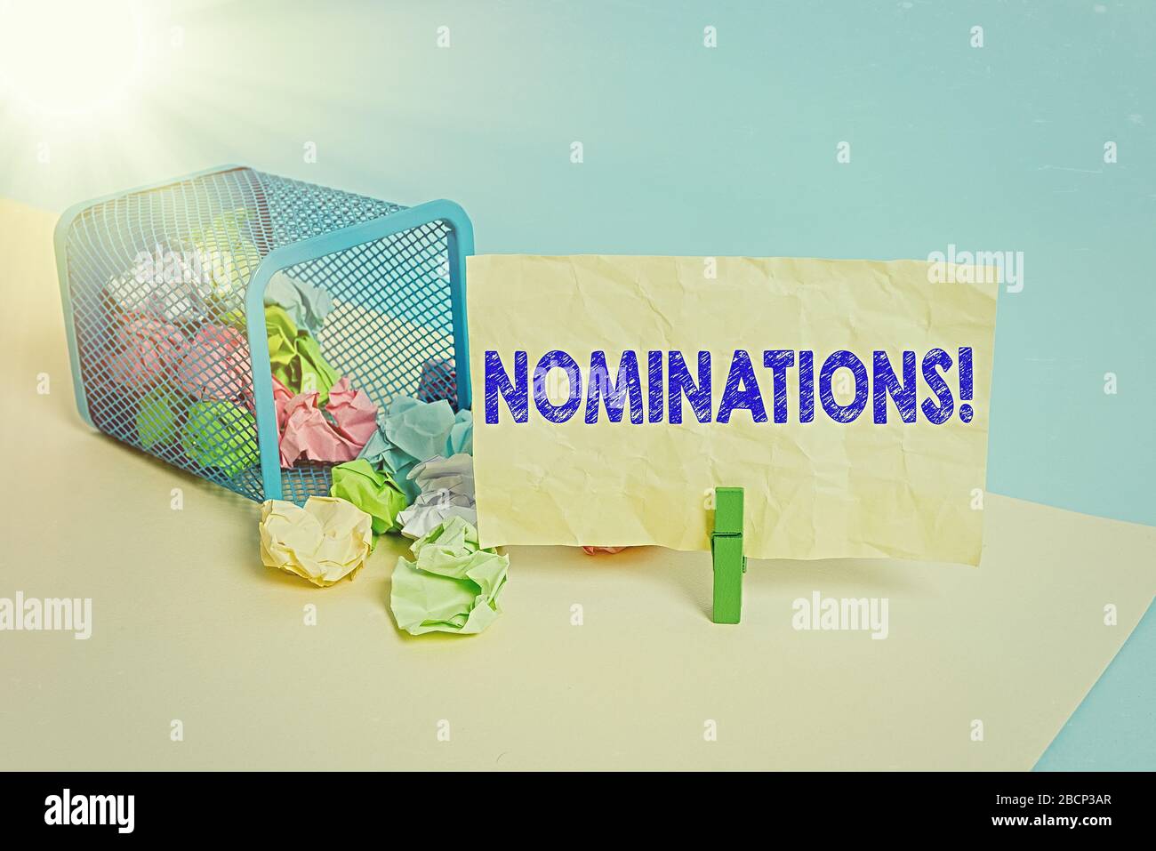 Nomination di testo per la scrittura di parole. Foto di lavoro che mostra l'azione di nomina o stato nominato per il premio cestino carta sbriciolata Clothespin e Foto Stock