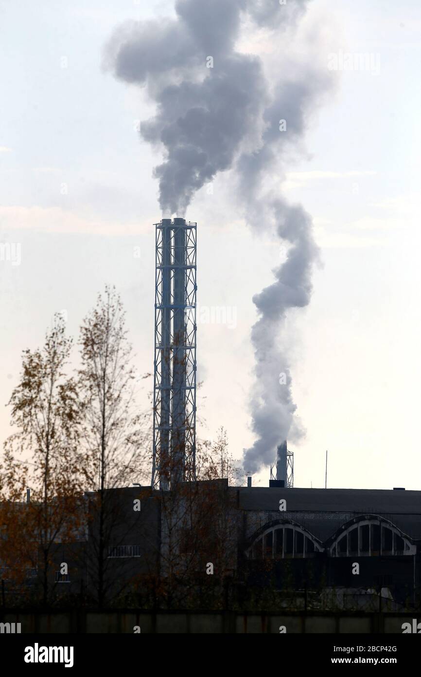 Fabbrica con camini fumanti in nuvoloso, Lituania, Kedainiai Foto Stock