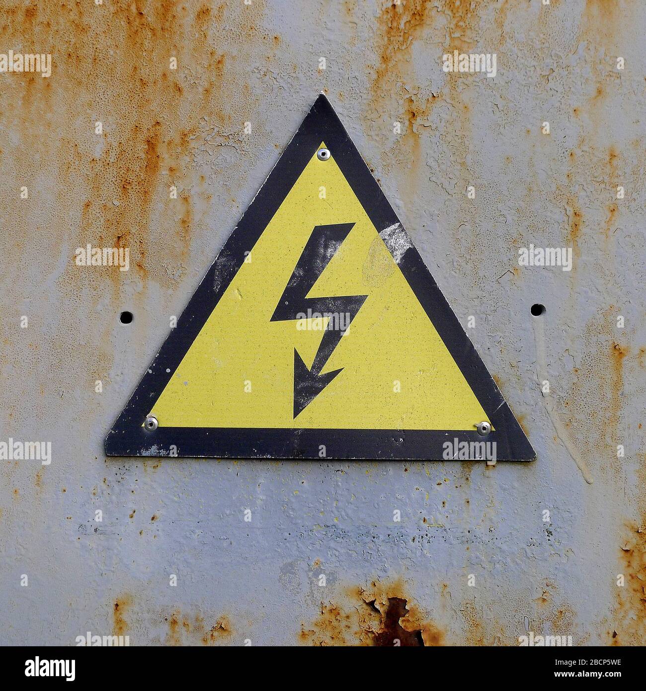Segnale di avvertimento del pericolo elettricità Foto Stock