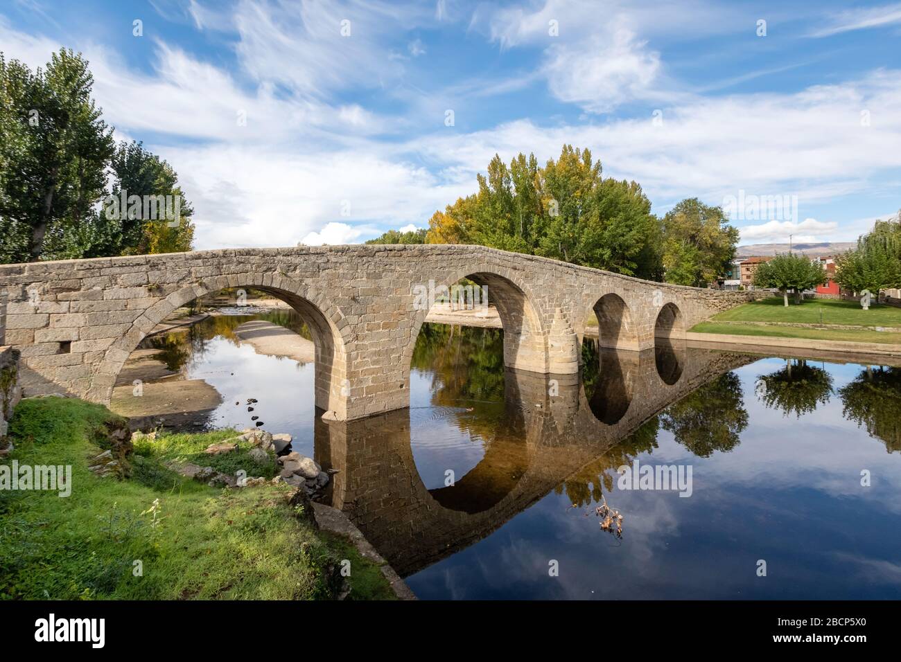 Navaluenga, Spagna. Vista del ponte romano in pietra (Puente Romanico) sul fiume Alberche Foto Stock