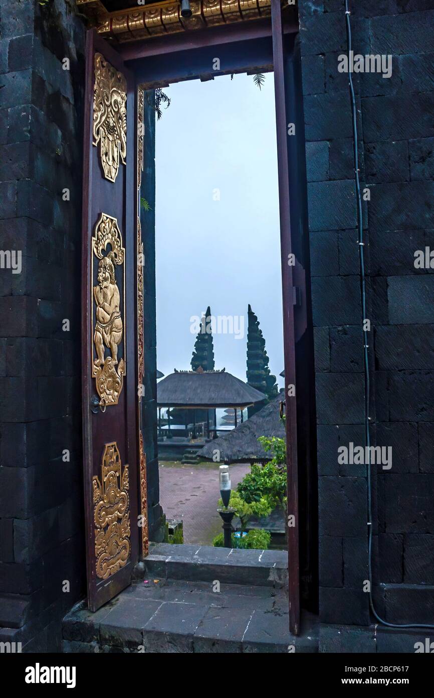 Decorazione delle porte dorate nel Tempio di pura Besakih, Bali, Indonesia Foto Stock