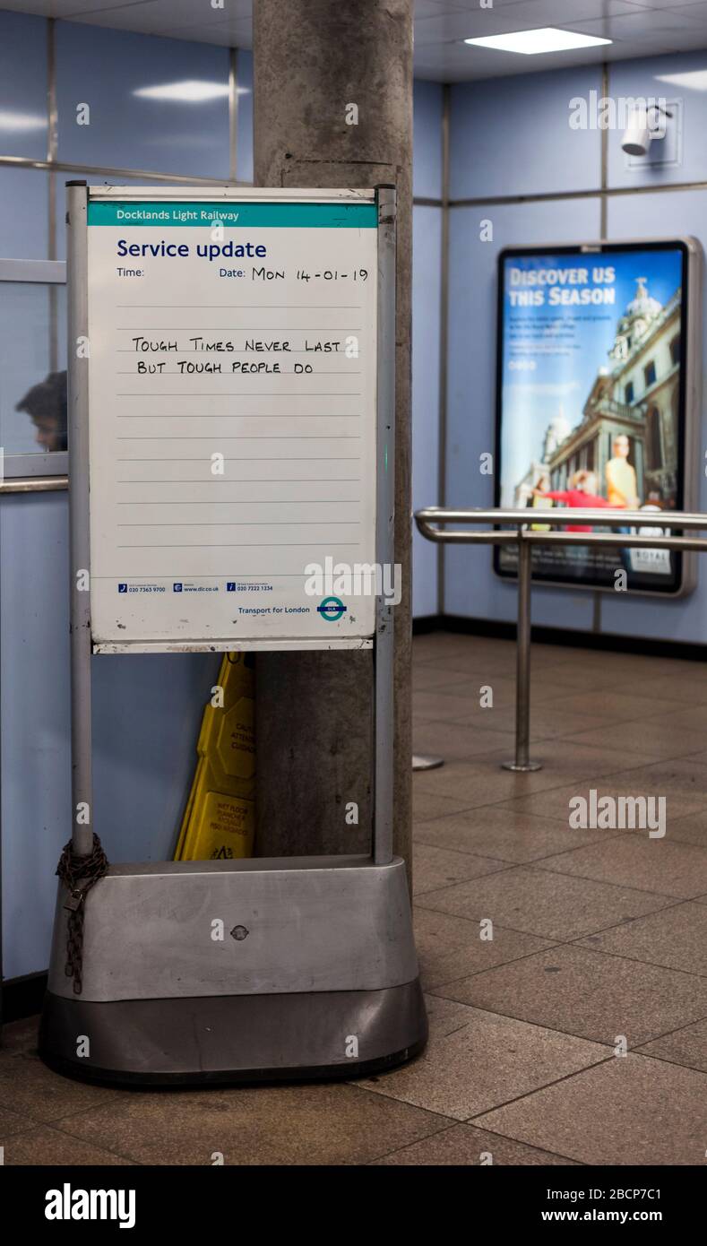 Proverbio / Citazione della giornata alla stazione ferroviaria leggera cutty Sark docklands Foto Stock