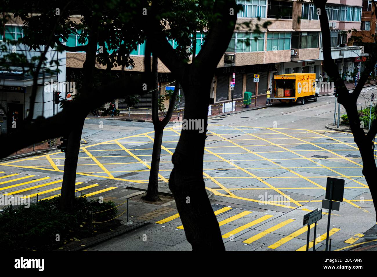 Hong Kong, Cina. 5th Apr, 2020. Si vede una strada vuota con pochi veicoli. I casi globali sono ora oltre 1,2 milioni, i decessi ai primi 64.700, la pandemia di coronavirus (COVID-19) si è diffusa in almeno 180 paesi e territori, mietendo oltre 60.000 vittime e infettando centinaia di migliaia di persone in più. Credito: Keith Tsuji/ZUMA Wire/Alamy Live News Foto Stock
