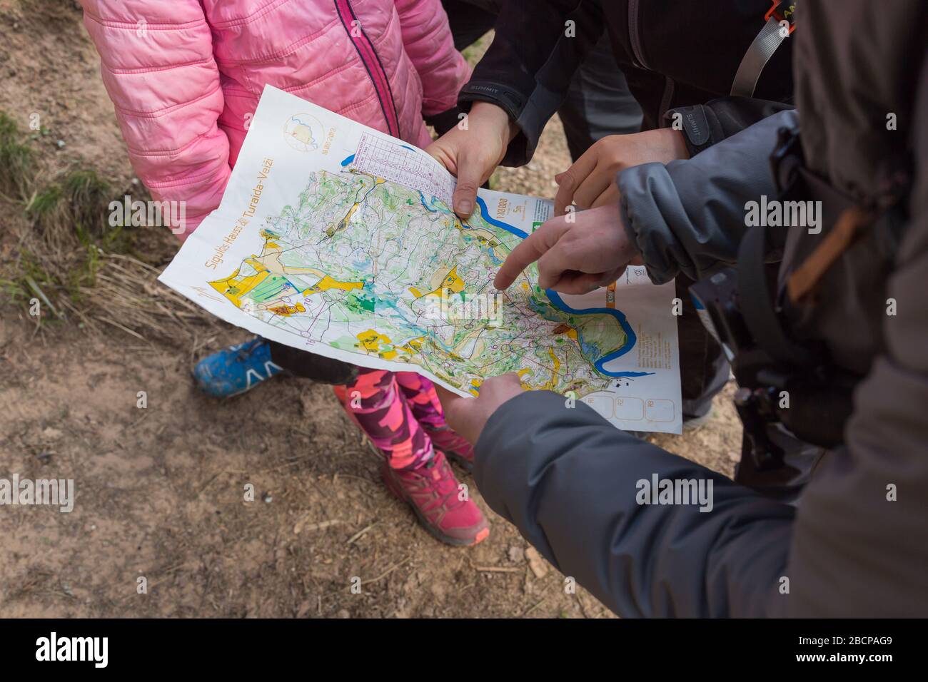 Città Sigulda, Lettonia. I turisti esplorano la mappa durante l'escursione.04.04.2020 Foto Stock