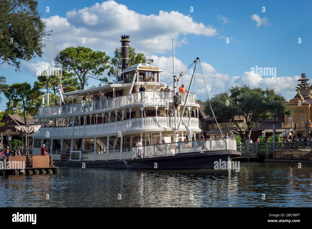 Vista da Frontierland al parco Magic Kingdom al Disney World Resort, con la nave da crociera Liberty Belle Foto Stock