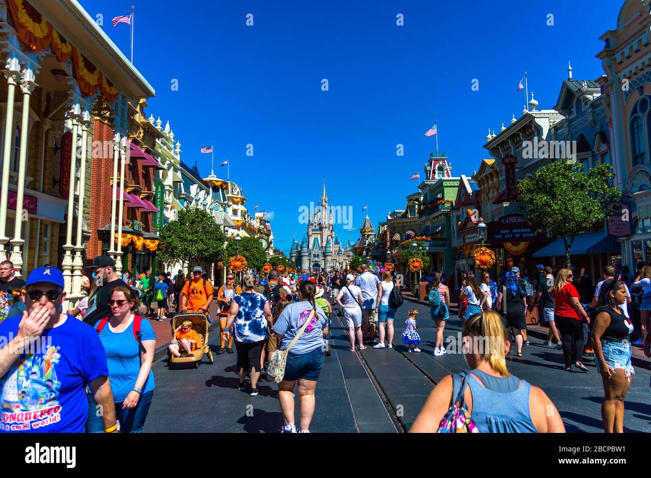 Vista lungo Main Street a Disney World con il Castello sullo sfondo, il Regno Magico, il Disney World Resort, Orlando, Florida Foto Stock