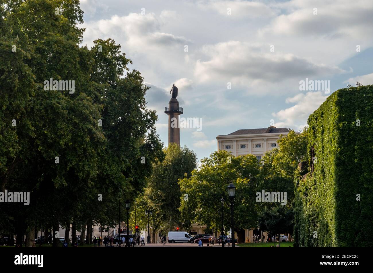 La colonna di Nelson attraverso gli alberi, come visto dalla Horse Guards Parade, Londra, Regno Unito Foto Stock