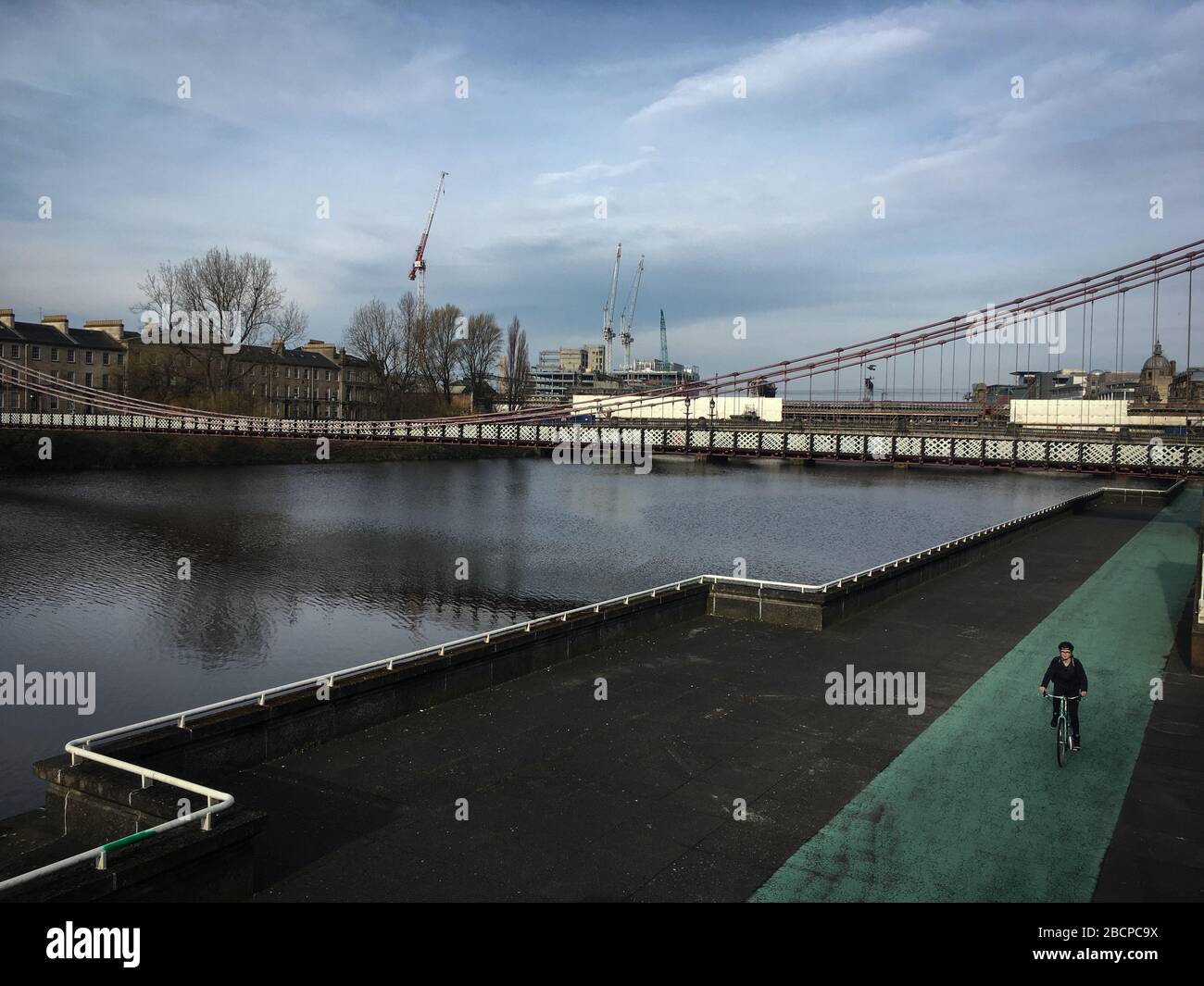 Glasgow, Scozia, Regno Unito. 5th Apr, 2020. La gente esercita lungo il lato del fiume Clyde. Strade vuote nell'estremità orientale del centro della città, che illustrano che le linee guida di distanziamento sociale e gli avvisi 'Say at home' sono stati rispettati nel periodo di Coronavirus COVID-19 pandemic Crisis. Foto di credito: jeremy sutton-hibbert/Alamy Live News Foto Stock