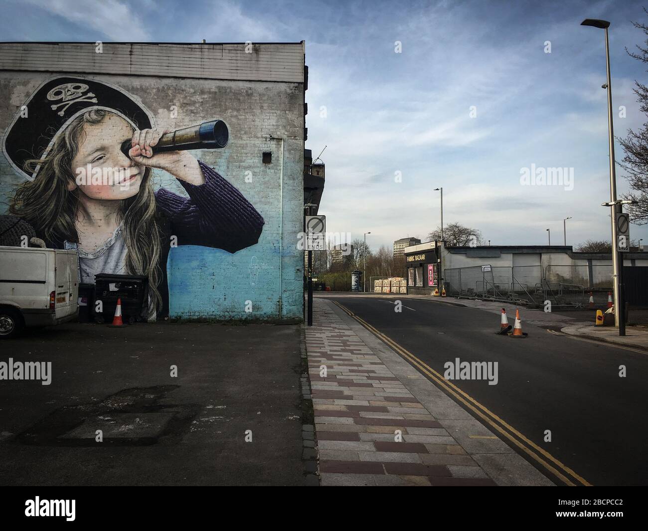 Glasgow, Scozia, Regno Unito. 5th Apr, 2020. Murale di pirata ragazza da artista Rogue uno. Strade vuote nell'estremità orientale del centro della città, che illustrano che le linee guida di distanziamento sociale e gli avvisi 'Say at home' sono stati rispettati nel periodo di Coronavirus COVID-19 pandemic Crisis. Foto di credito: jeremy sutton-hibbert/Alamy Live News Foto Stock