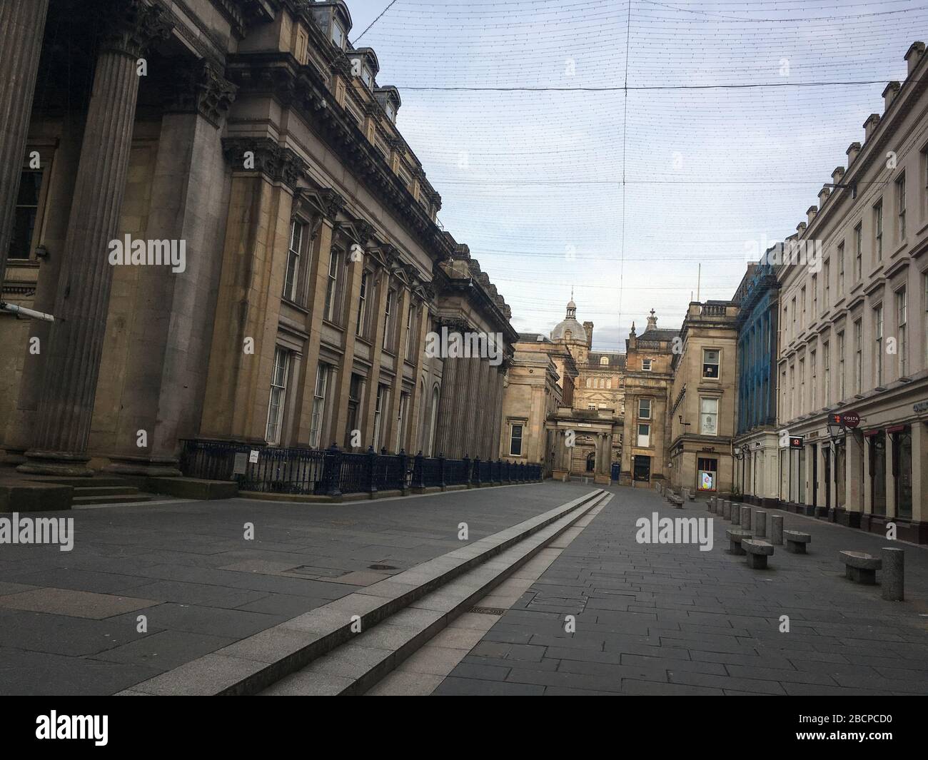 Glasgow, Regno Unito. 5th Apr, 2020. La vivace Piazza del Cambio reale e la Galleria d'Arte Moder, cuore della città, mostrano strade vuote nel centro della città, che illustra che le linee guida di allontanamento sociale e 'stare a casa' avvisi sono stati rispettati nel tempo di Coronavirus COVID-19 crisi pandemica. Foto di credito: jeremy sutton-hibbert/Alamy Live News Foto Stock