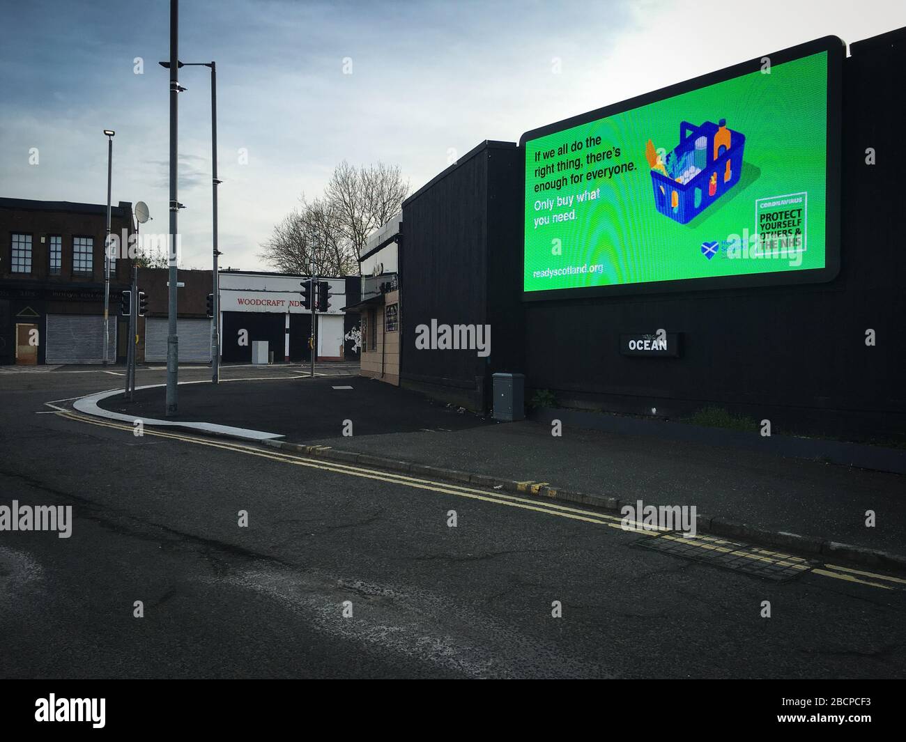 Glasgow, Regno Unito. 5th Apr, 2020. Cartello Billboard per la consulenza contro l'acquisto di generi alimentari dal panico e per aiutare il personale NHS. Strade vuote nell'estremità orientale del centro della città, che illustrano che le linee guida di distanziamento sociale e gli avvisi 'Say at home' sono stati rispettati nel periodo di Coronavirus COVID-19 pandemic Crisis. Foto di credito: jeremy sutton-hibbert/Alamy Live News Foto Stock