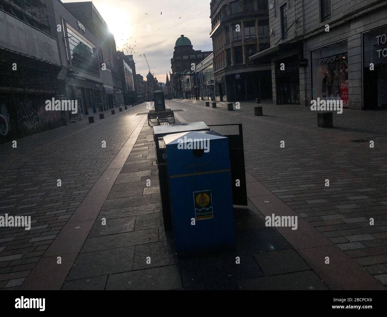 Glasgow, Regno Unito. 5th Apr, 2020. La strada dello shopping, solitamente trafficata Argyle Street, cuore della citta'. Strade vuote nel centro della città, che illustra che le linee guida di allontanamento sociale e 'stare a casa' avvisi sono stati rispettati nel momento di Coronavirus COVID-19 pandemic Crisis. Foto di credito: jeremy sutton-hibbert/Alamy Live News Foto Stock