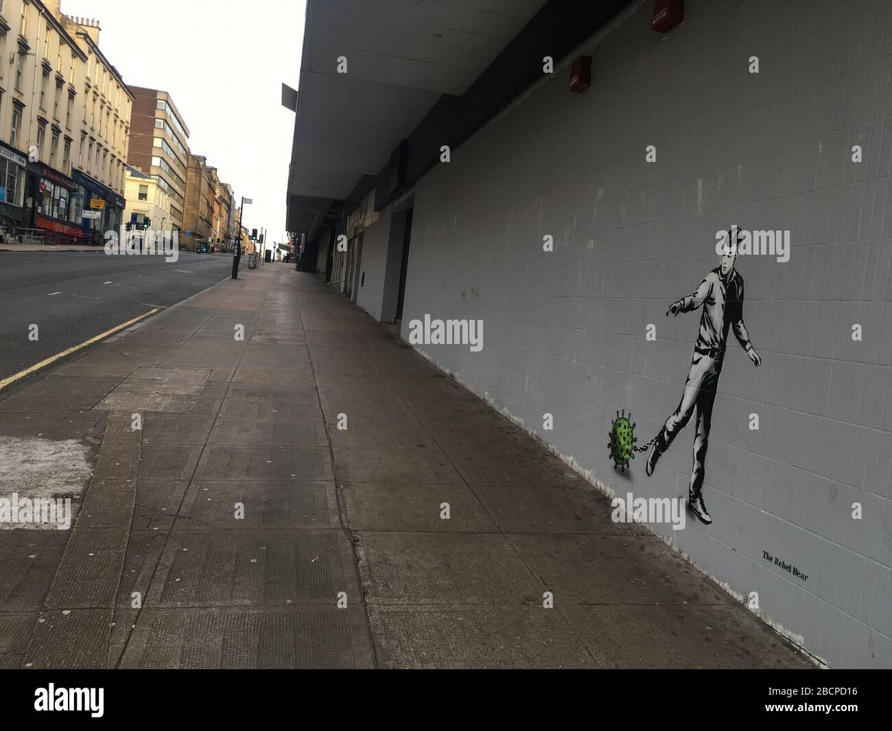 Glasgow, Regno Unito. 5th Apr, 2020. Un nuovo murale dell'artista di strada The Rebel Bear raffigurante un uomo incatenato a una molecola di virus, in strade vuote nel centro della città, che illustra che le linee guida di allontanamento sociale e 'giorno a casa' avvisi sono stati rispettati nel tempo di Coronavirus COVID-19 crisi pandemica. Foto di credito: jeremy sutton-hibbert/Alamy Live News Foto Stock