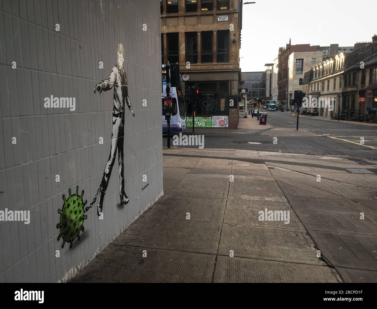 Glasgow, Regno Unito. 5th Apr, 2020. Un nuovo murale dell'artista di strada The Rebel Bear raffigurante un uomo incatenato a una molecola di virus, in strade vuote nel centro della città, che illustra che le linee guida di allontanamento sociale e 'giorno a casa' avvisi sono stati rispettati nel tempo di Coronavirus COVID-19 crisi pandemica. Foto di credito: jeremy sutton-hibbert/Alamy Live News Foto Stock